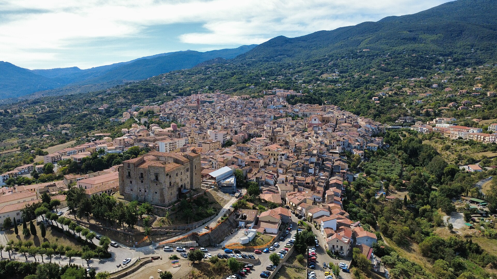 Vue aérienne de Castelbuono et de son château