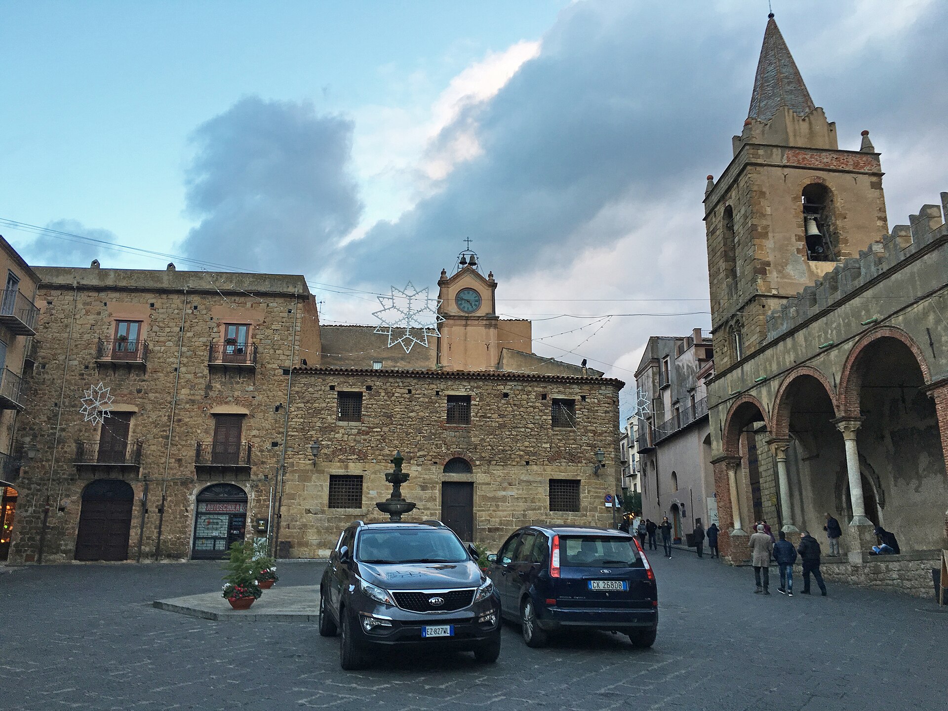 Place centrale de Castelbuono avec le clocher