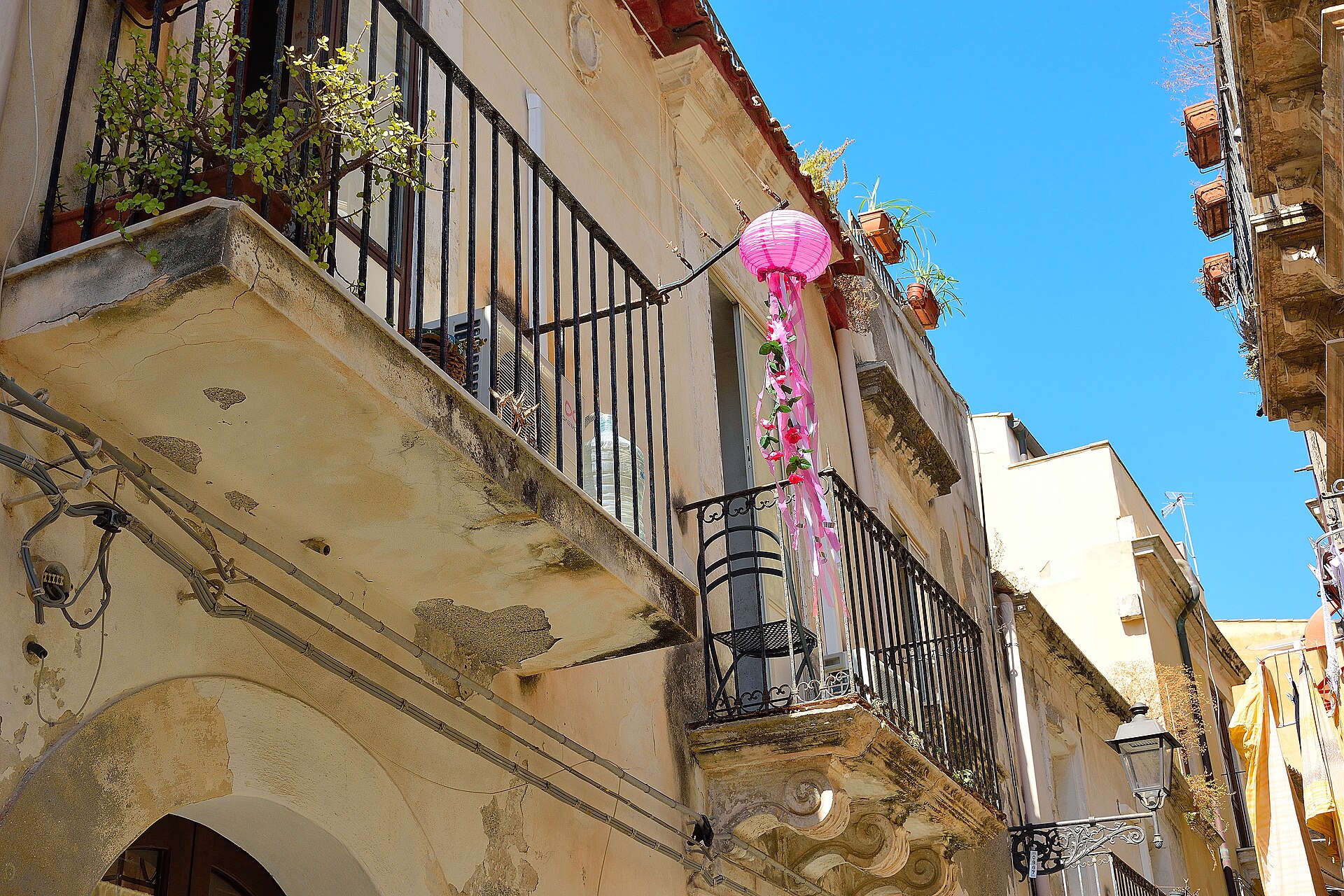 Ruelle d'Ortigia avec balcon décoré