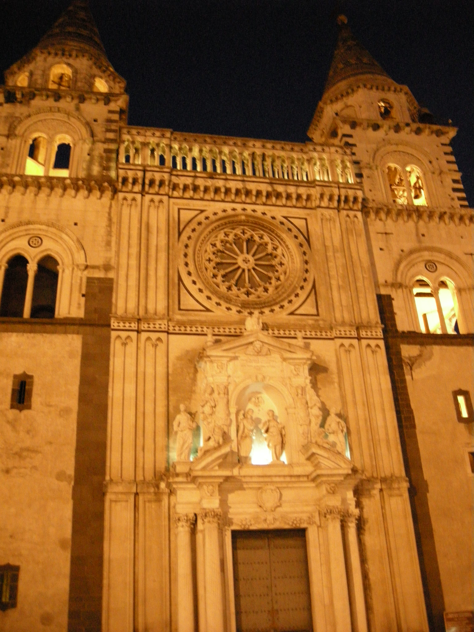 Façade illuminée de la cathédrale Maria Santissima Annunziata, Acireale