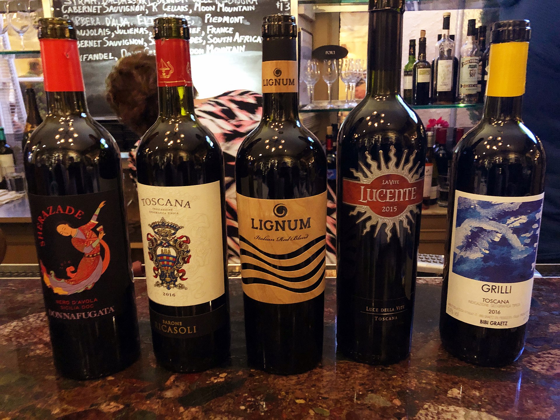 Bouteilles de vin alignées pour une dégustation