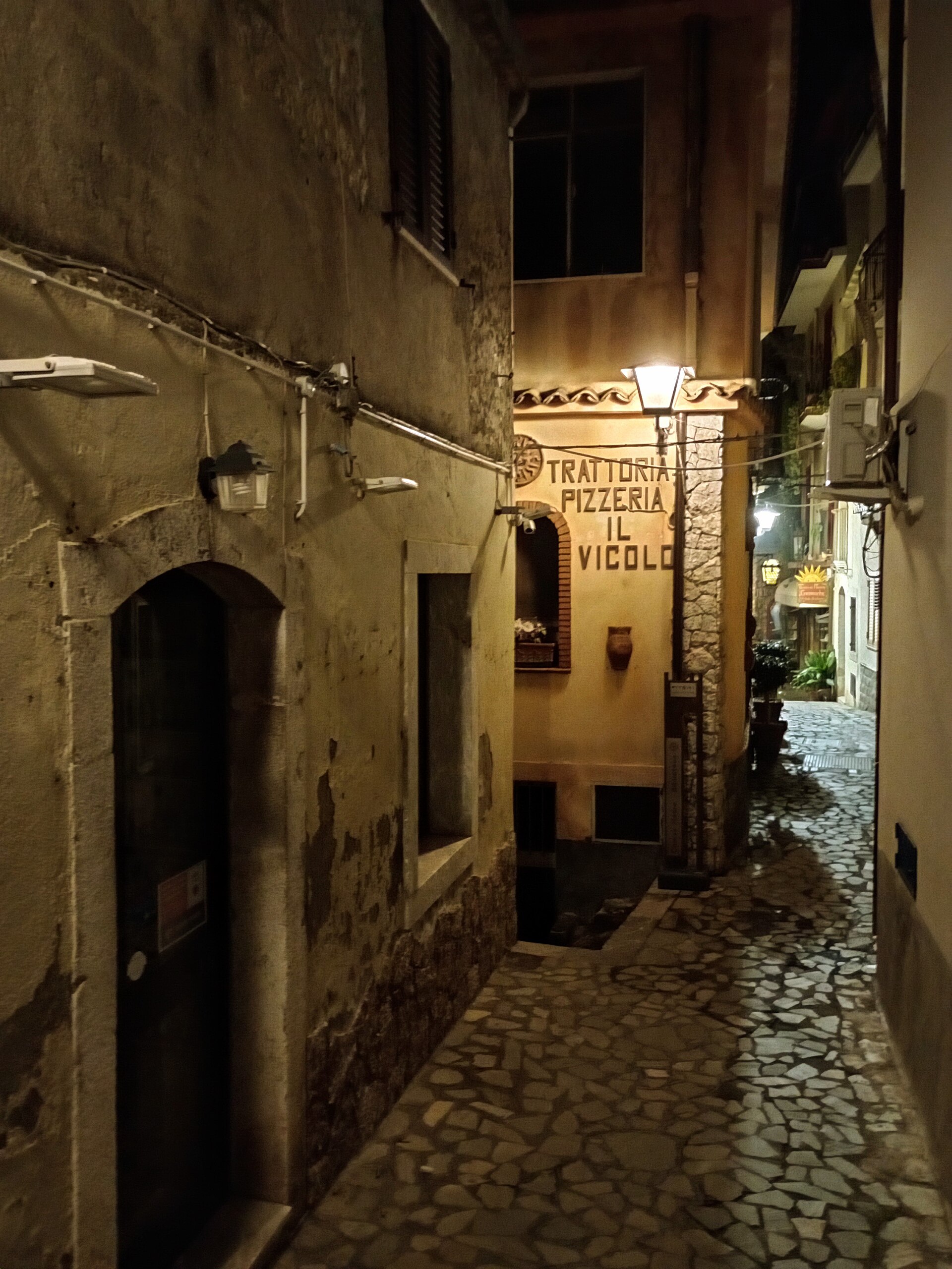 Ruelle pavée de Castelmola en soirée