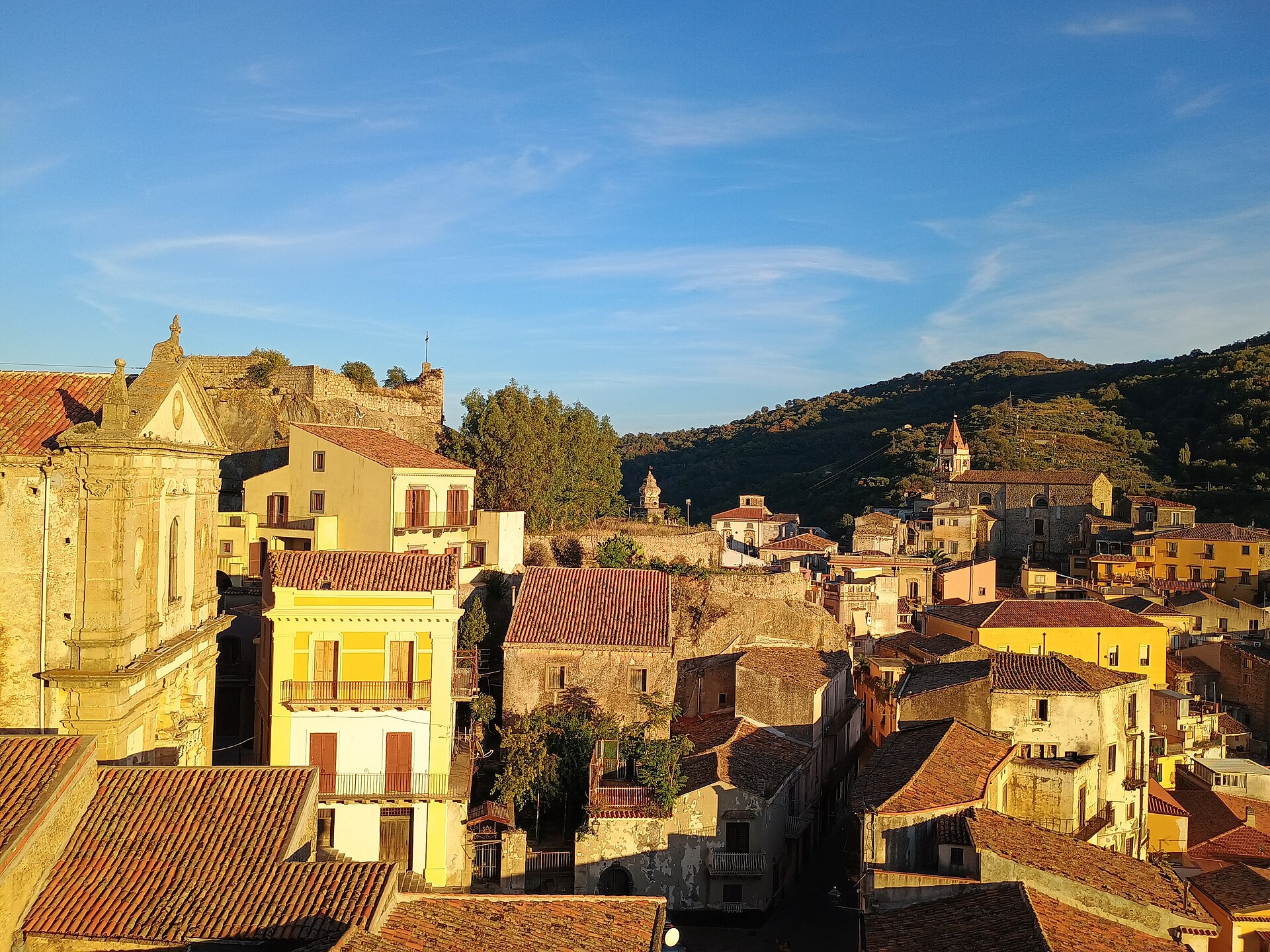 Toits dorés de Castiglione di Sicilia au soleil bas