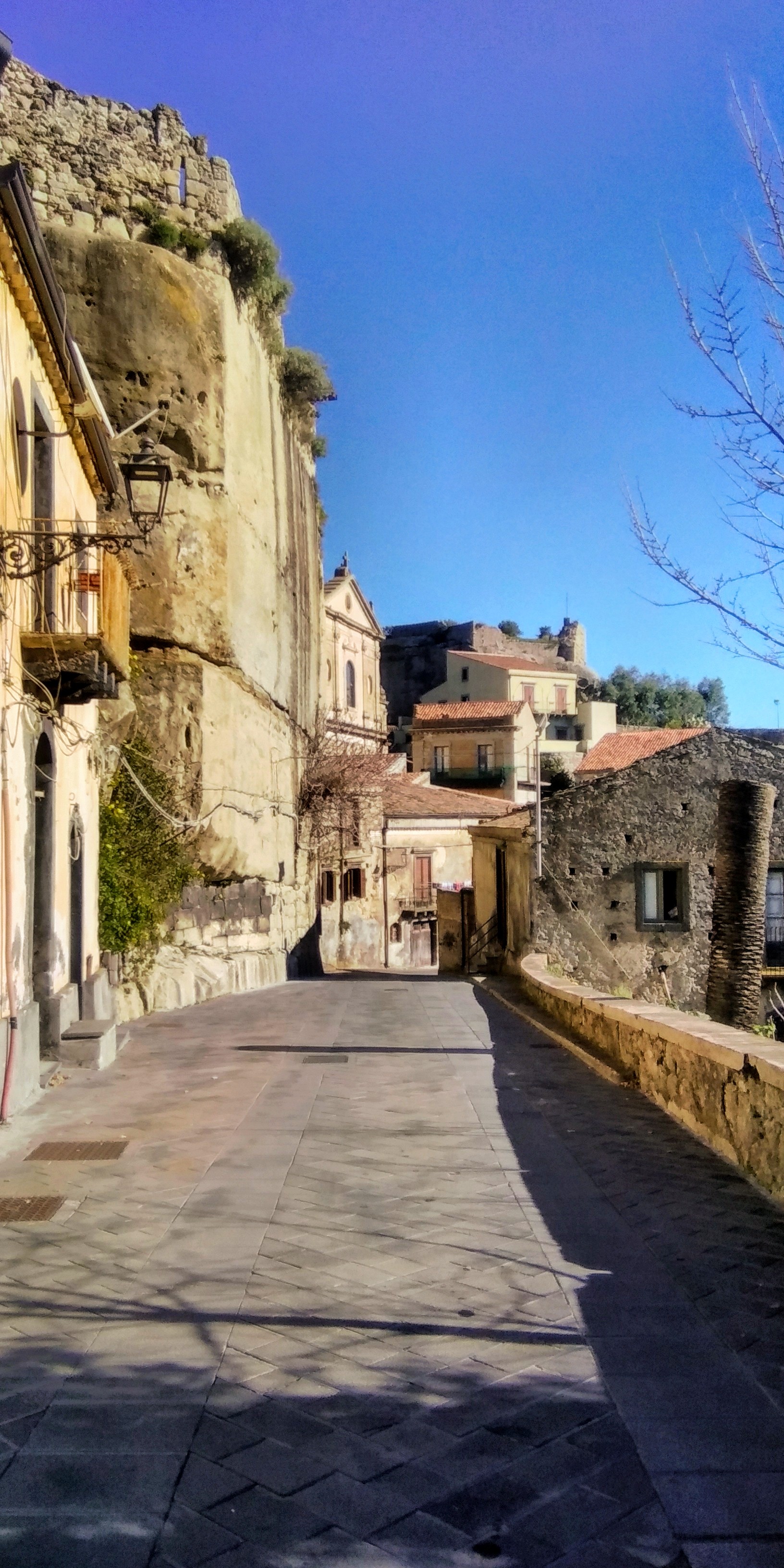 Ruelle médiévale pavée d'un village sicilien