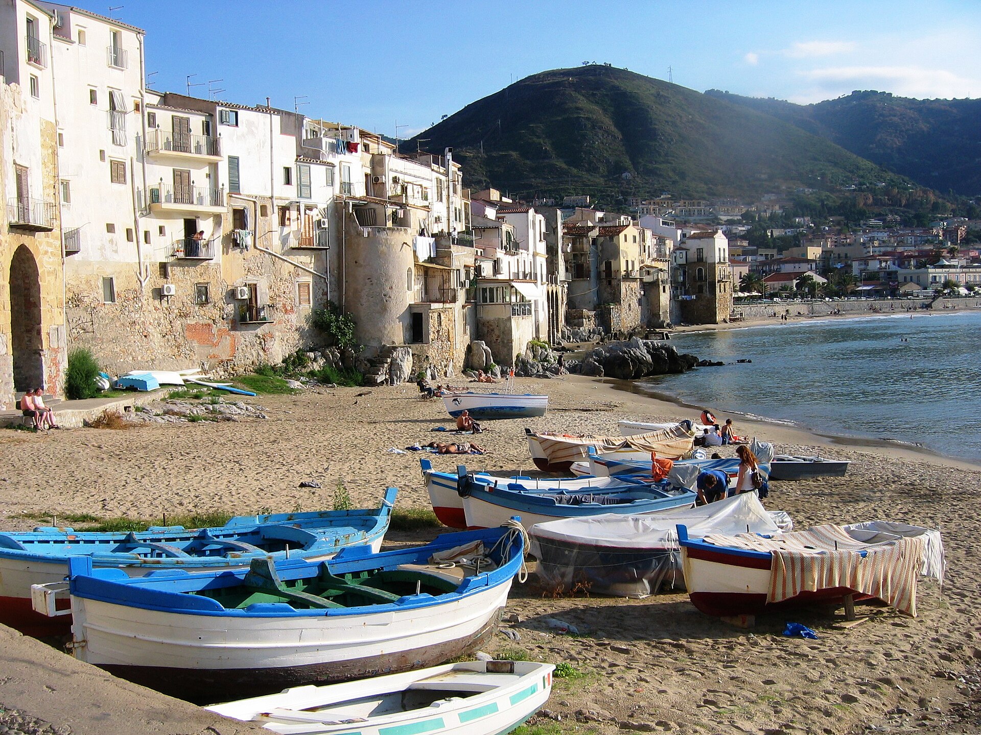 Barques de pêche colorées sur la plage du vieux port de Cefalù
