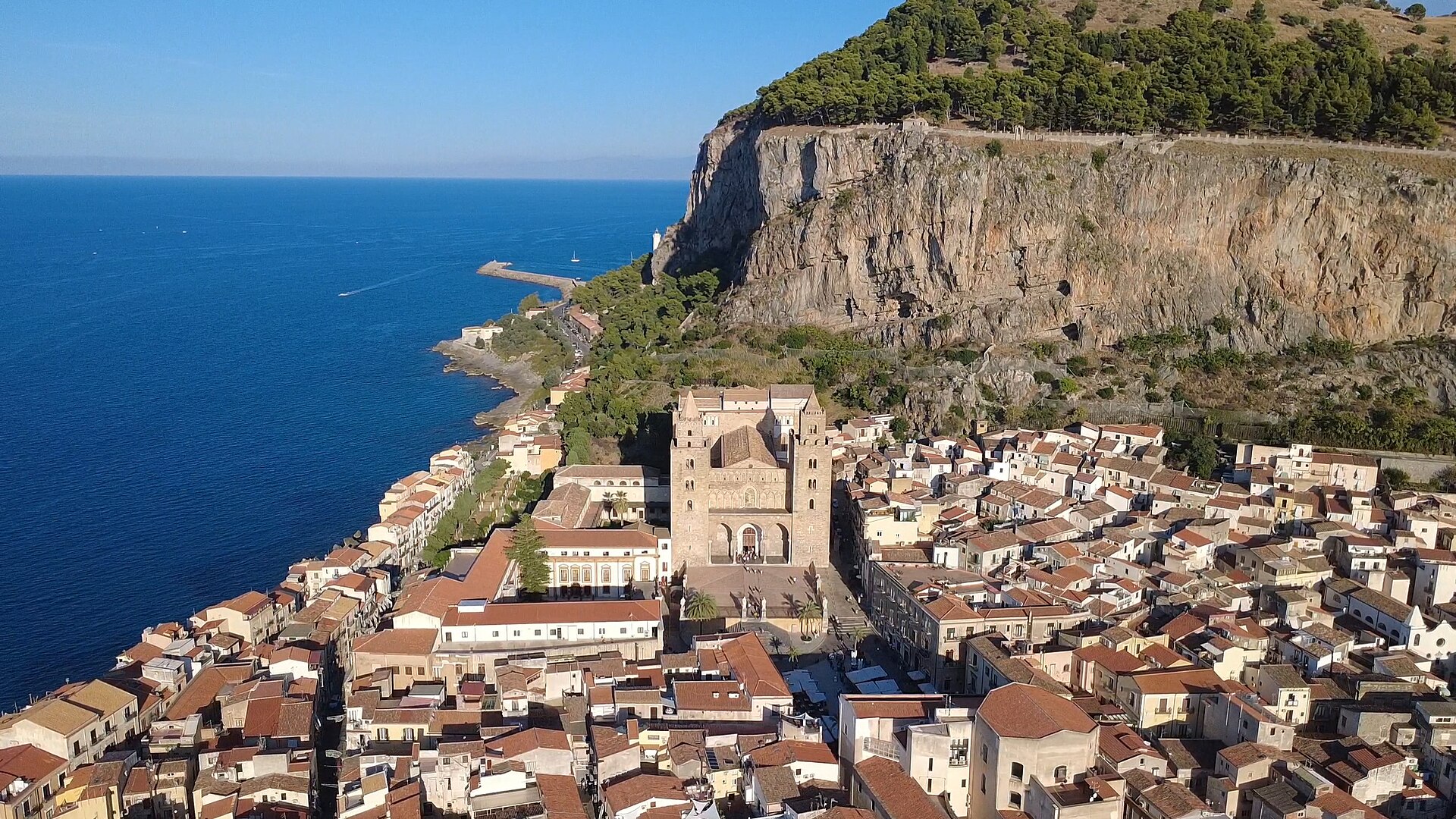 Cathédrale normande de Cefalù sous la Rocca, vue aérienne