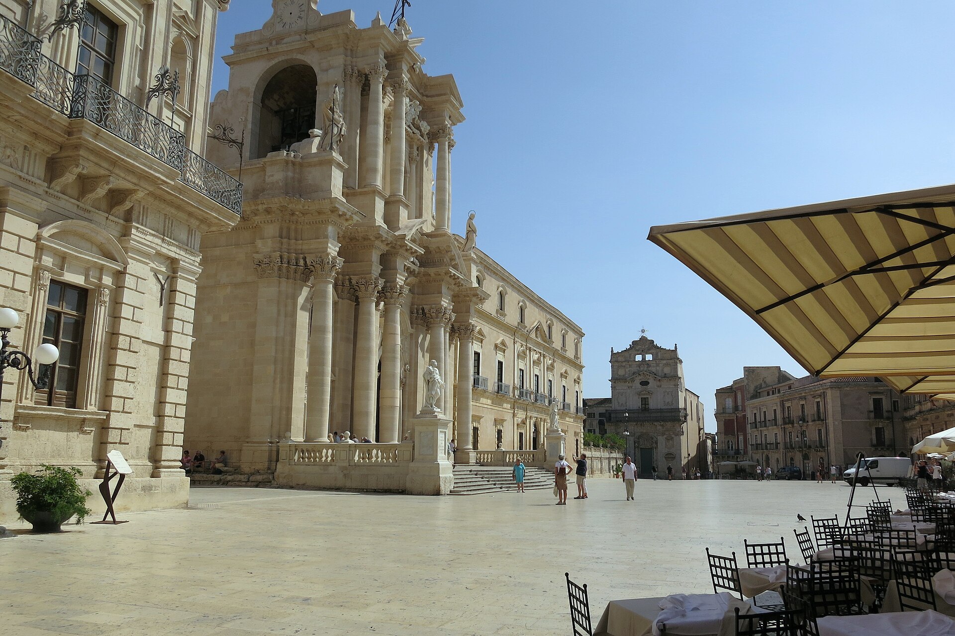 Piazza Duomo d'Ortigia avec la façade baroque de la cathédrale