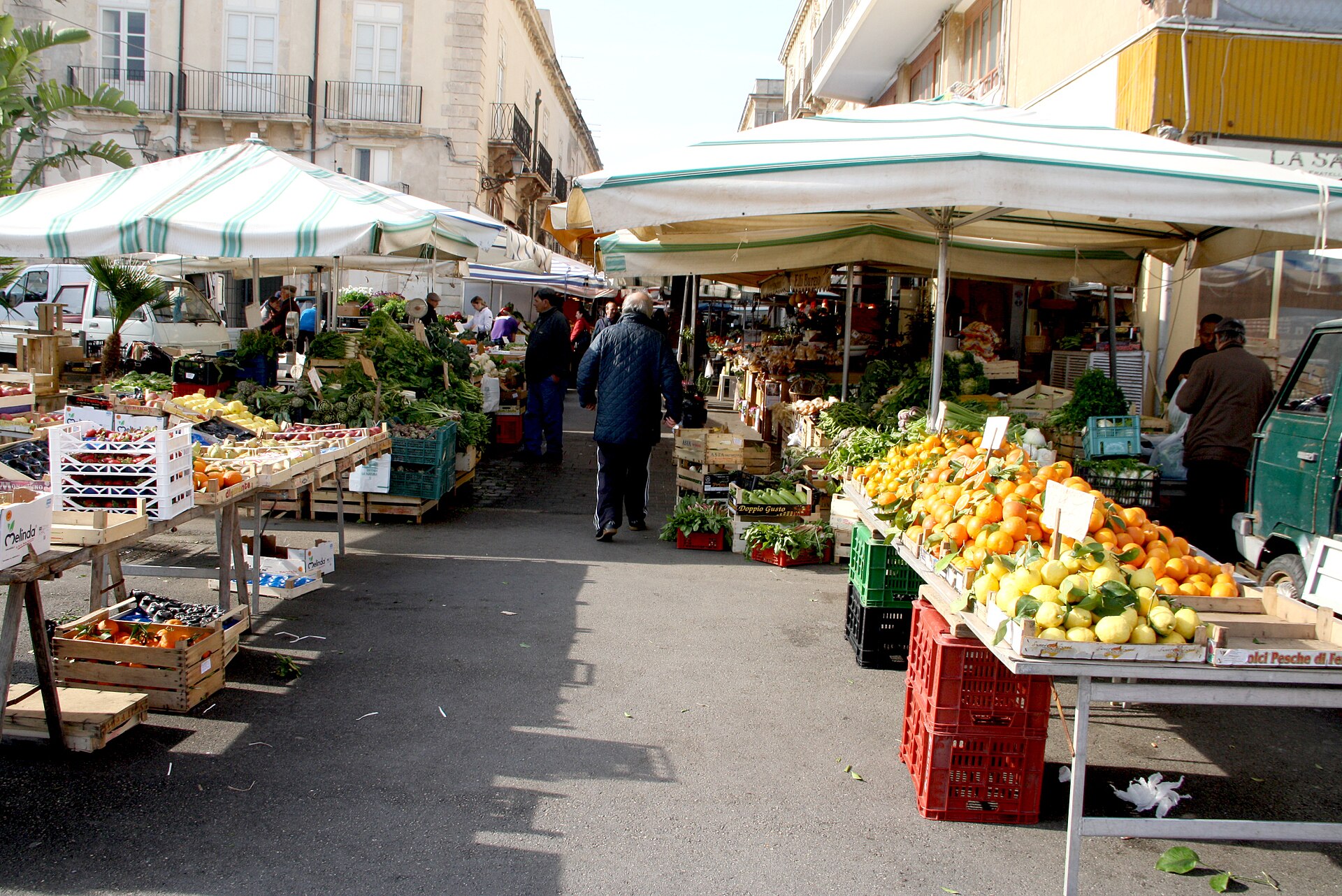 Étals de fruits et légumes au marché d'Ortigia